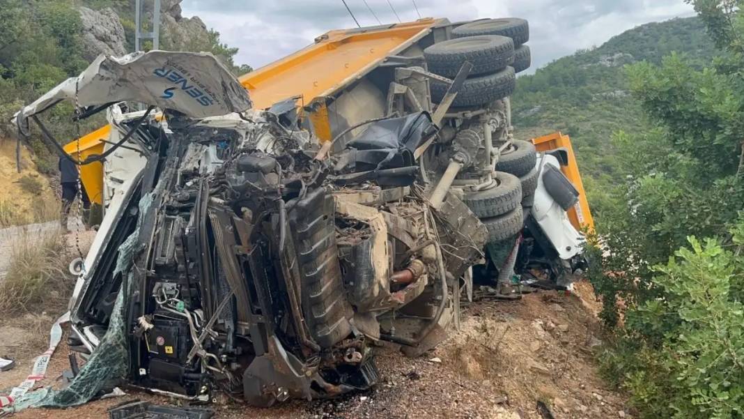Alanya’da Kamyonların Kafa Kafaya Çarpıştığı Kaza Can Aldı 1